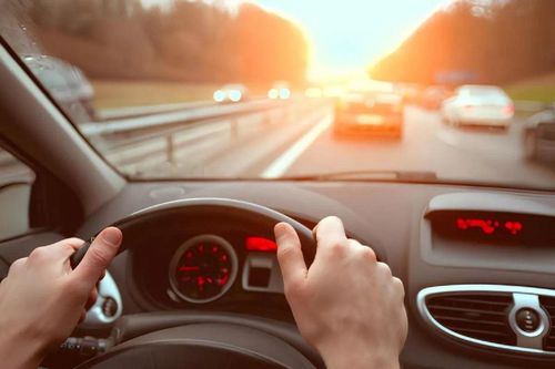 Làm thế nào để lái xe tiết kiệm xăng trong mùa hè?
