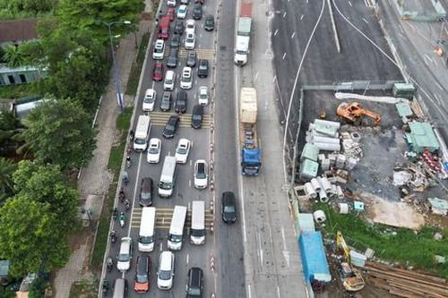 TP.HCM 'hóa giải' ùn ứ khi cấm xe máy vào đường dẫn cao tốc thế nào?