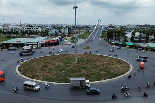 Chủ tịch Cần Thơ chỉ đạo thi công phần còn dang dở tại vòng xoay cầu Trần Hoàng Na