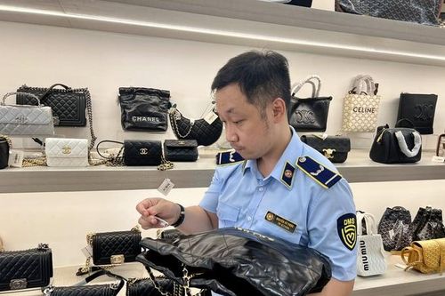 Hai cơ sở kinh doanh bị buộc tiêu hủy hàng hóa giả mạo Hermès, Chanel