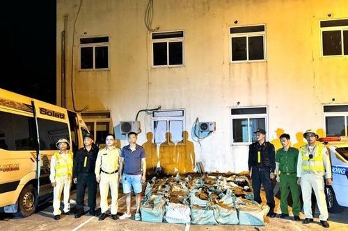 Làm nhiệm vụ trên cao tốc, CSGT phát hiện xe vận chuyển hàng trăm bình 'khí cười'