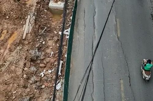 Đường Nguyễn Tuân sụt lún, nứt toác