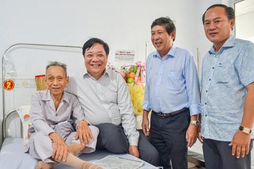 Lãnh đạo tỉnh Cà Mau thăm, tặng quà các nhà báo lão thành tại tỉnh Bạc Liêu