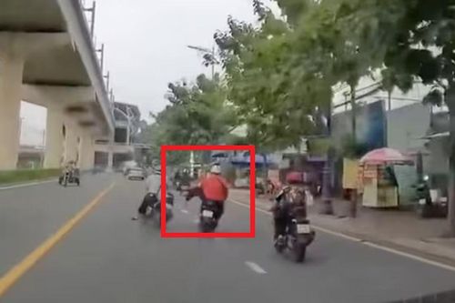 Clip: Công an xác minh danh tính thanh niên áo cam lách xe máy đạp xe đi bên cạnh ngã sấp mặt giữa đường cực nguy hiểm
