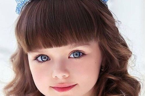 Bé gái nổi tiếng thế giới bị người lạ làm phiền vì quá xinh đẹp, 10 năm sau dậy thì xong nhan sắc thay đổi lớn
