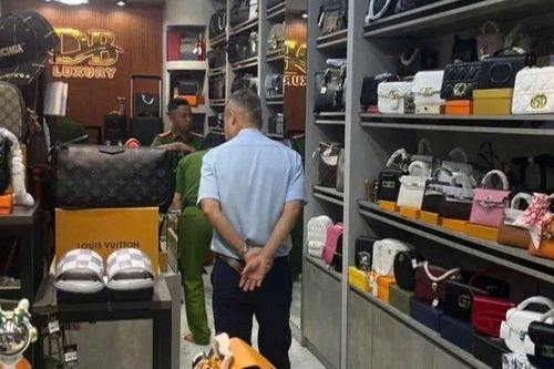 Nóng: Thu giữ nhiều túi xách hiệu Gucci, Louis Vuitton nghi hàng giả tại một cửa hàng nổi tiếng ở Long An
