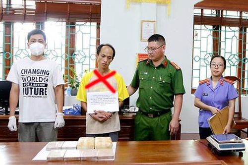 Bị bắt khi đang 'chở' 6 bánh heroin và 12.000 viên ma túy đi bán