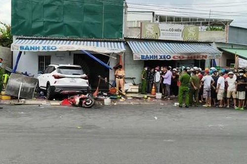 Ôtô chạy tốc độ cao tông xe máy rồi lao vào quán bánh xèo, 3 người thương vong