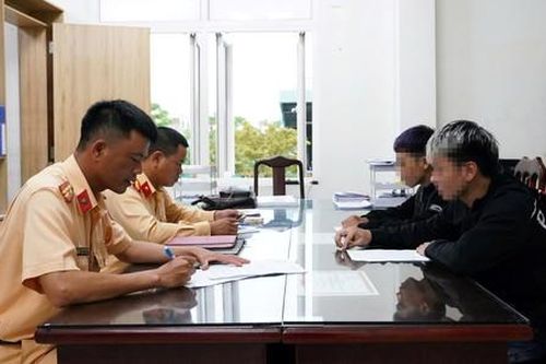 Cha bị lập biên bản vì giao xe cho con làm… 'yêng hùng' trên đường phố