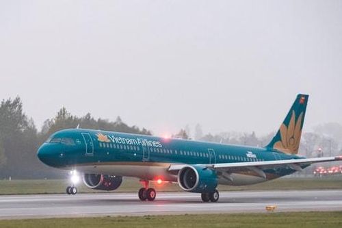 Hàng loạt chuyến bay của Vietnam Airlines bị ảnh hưởng do bão Wutip