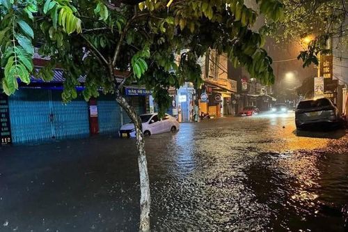 Mưa lớn, cảnh báo lũ trên các sông ở Miền Trung đang lên rất nhanh