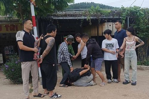 Nhóm đối tượng người nước ngoài dùng bình xịt hơi cay cướp ô tô trên cao tốc