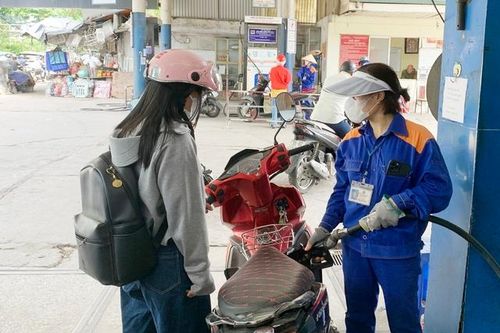 Giá xăng tăng lần thứ 3 liên tiếp, RON95 lên 19.967 đ/lít