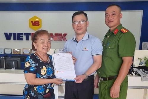 Hành động của cụ bà ở Hải Phòng khi nhận được 300 triệu chuyển khoản nhầm
