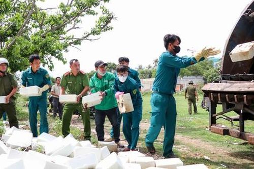 Thu gom hàng trăm viên nén màu trắng nghi là phôi xà phòng bị vứt bỏ trái phép