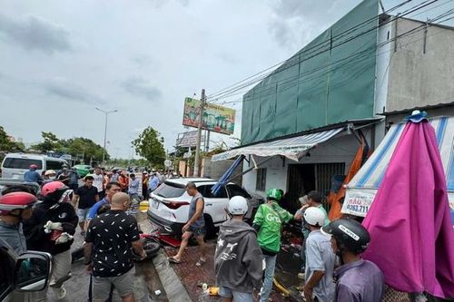 Kinh hoàng khoảnh khắc ô tô tông vào nhà khiến một người tử vong, 2 người bị thương