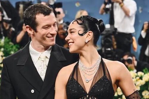 Dua Lipa xác nhận đính hôn với nam diễn viên Callum Turner, khoe nhẫn 3 tỷ
