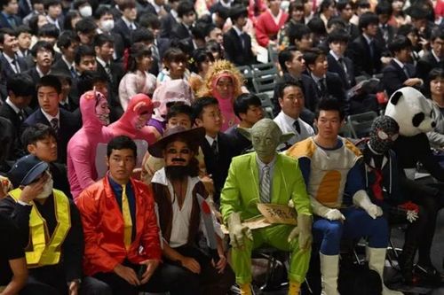 Lễ tốt nghiệp ngỡ cosplay fest: Sinh viên Nhật Bản 'chơi lớn' đến phút cuối