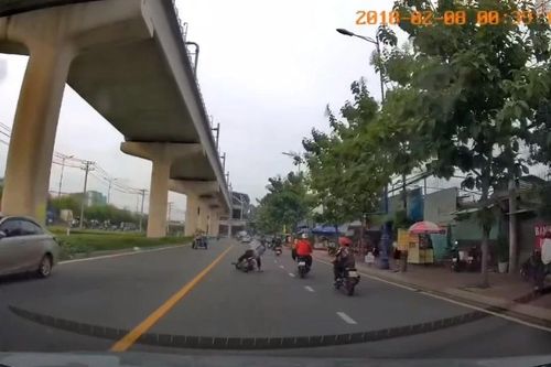 Nguyên nhân vụ nam thanh niên đạp ngã xe máy người đi đường gây phẫn nộ