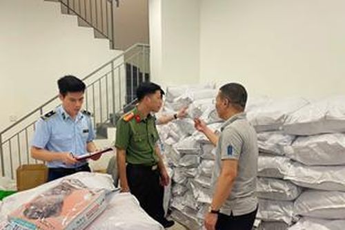 Phát hiện cơ sở bán hàng giả nhãn hiệu thức ăn cho mèo của Công ty TNHH Fusion Group