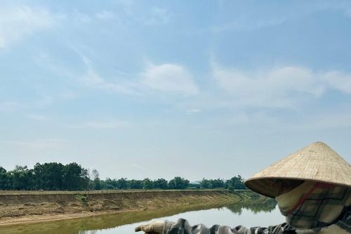 Bờ sông Ngàn Sâu sạt lở, người dân mất đất canh tác