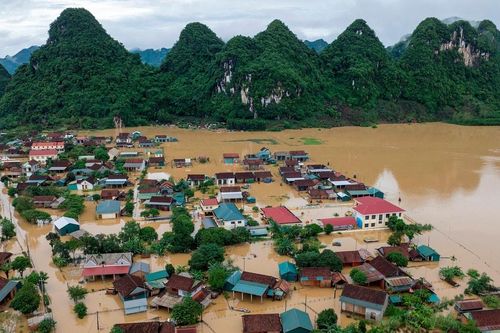 Quảng Bình: 2 chị em bị nước lũ cuốn mất tích