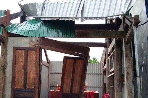 Hà Tĩnh: Lốc xoáy quét bay 30 mái nhà của người dân