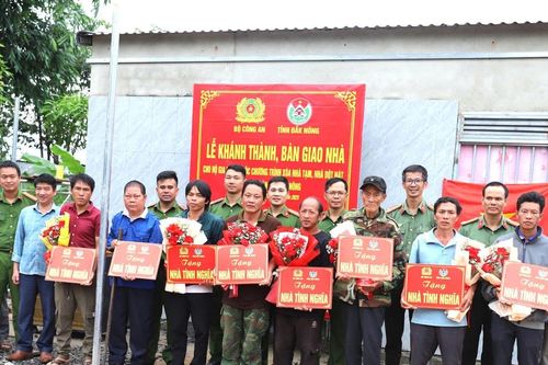 Đắk Nông bàn giao 13 nhà tình nghĩa cho các hộ gia đình khó khăn