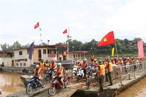 Phú Thọ: Dùng phà quân sự giúp dân qua sông