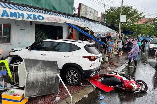 Ôtô lao vào nhà dân, 3 người thương vong