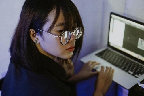 Tải đủ loại AI, mỗi ngày dùng 6 tiếng để ôn thi tốt nghiệp