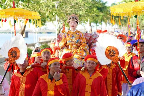 Trang phục người gánh quan tài 'mượn' văn hóa cung đình?