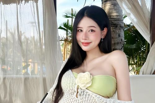 Vợ Trọng Lân khoe bụng bầu