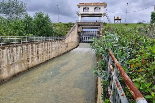 Hà Tĩnh: mưa lớn kéo dài, nhiều hồ chứa xả tràn điều tiết nước