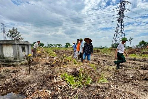 Chưa kiểm đếm, di dời mộ đã tiến hành cưỡng chế, gây bức xúc trong dân
