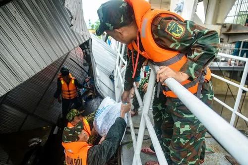 Lũ cuốn hàng chục lồng cá vào đập An Trạch, Đà Nẵng khẩn cấp ứng phó