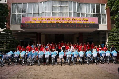 Chi hội Nhà báo thường trú Khánh Hòa tiếp sức cho trẻ em nghèo đến trường