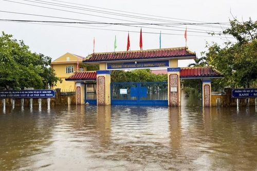 Nhiều nơi ở thành phố Huế bị ngập lụt trong nước lũ