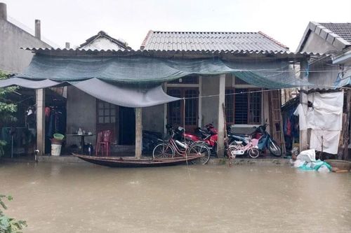 Huế, cảnh báo sạt lở trong 6 giờ tới, nhiều khu dân cư vẫn ngập nặng