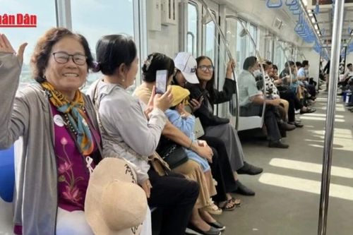 Mỗi ngày 65.000 người chọn tàu điện: Metro đang thay đổi thói quen đi lại