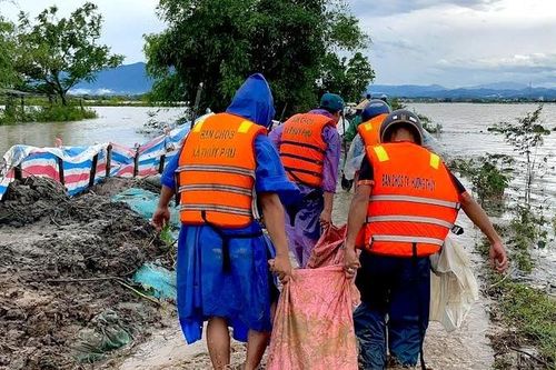 Khẩn trương hỗ trợ nhân dân vùng ngập lụt tại thành phố Huế