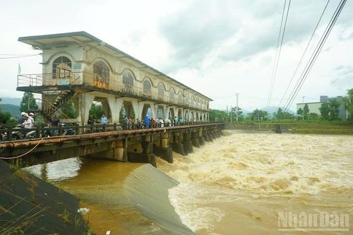 Huy động hàng trăm cán bộ, chiến sĩ ngăn nguy cơ vỡ đập ở Đà Nẵng