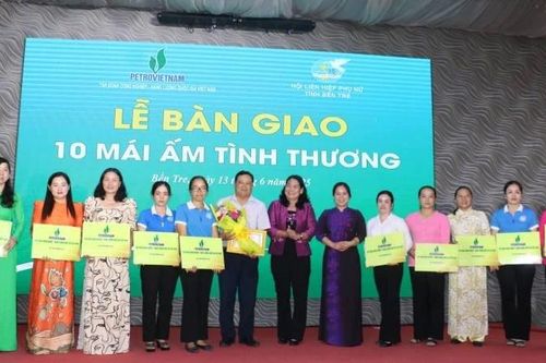 Bàn giao 10 mái ấm tình thương do Báo Nhân Dân vận động