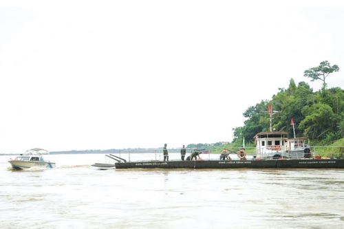 Tạm thời vận hành phà quân sự phục vụ người dân qua cầu Phong Châu