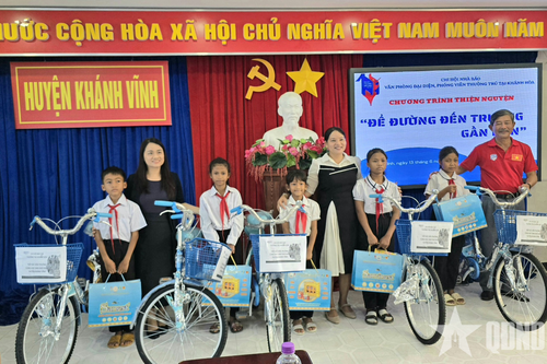 Những người làm báo tại Khánh Hòa tiếp sức học sinh đến trường