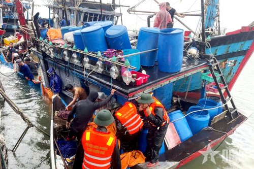 Bộ đội Biên phòng TP Huế kịp thời cứu hộ tàu cá bị chìm