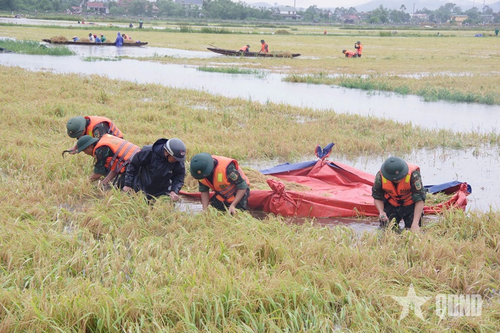 Lực lượng vũ trang Quân khu 4 dồn sức giúp nhân dân khắc phục hậu quả mưa lũ