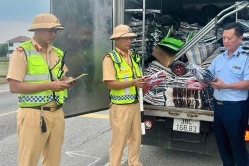 Bắt giữ quần áo lậu