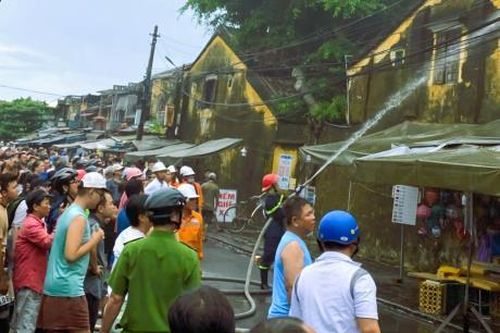 Kịp thời đập tắt đám cháy cửa hàng lưu niệm trên địa bàn tại phố cổ Hội An