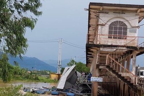 Khẩn trương tháo gỡ bè cá, đảm bảo an toàn đập An Trạch